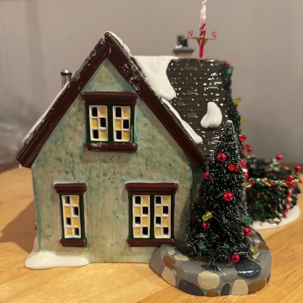 Department 56 The Peppermint House Snow Village Lighted Dept 56 w/ Box